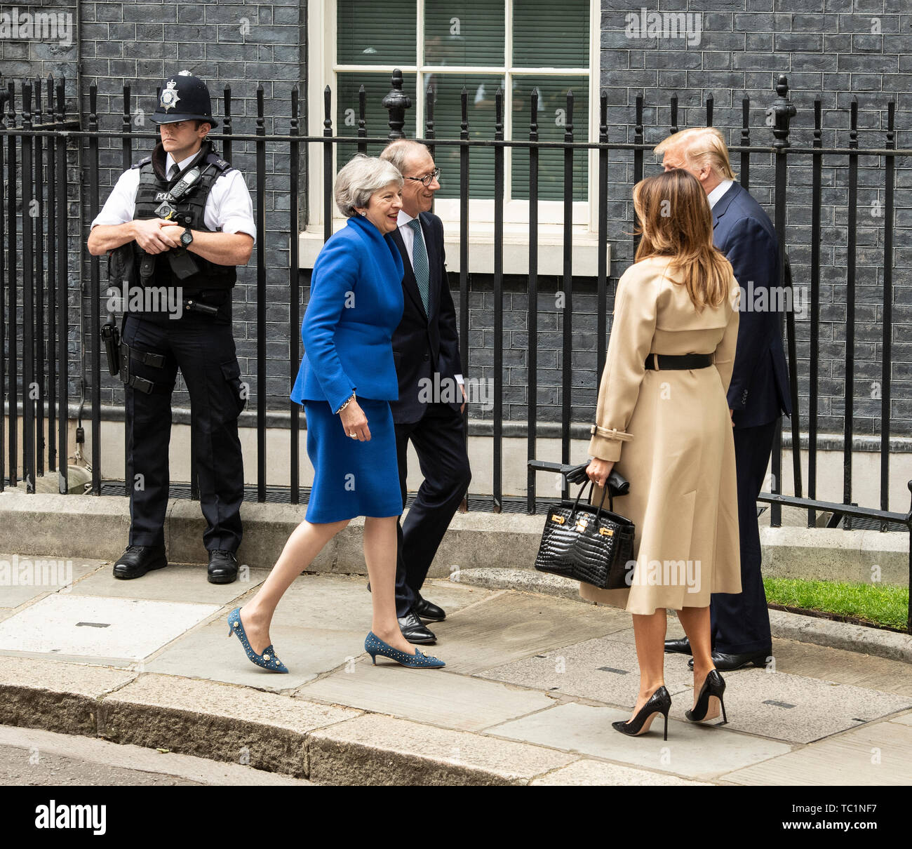 Premierminister Theresa May und Ehemann Philip kann uns Präsident Donald Trump und First Lady Melania Trump in Downing Street 10 für ein Treffen während des zweiten Tages der US-Präsidenten und der First Lady des dreitägigen Staatsbesuch. Stockfoto