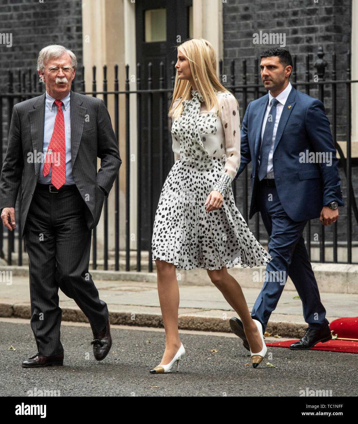 John Bolton, US National Security Advisor, und Ivanka Trump verlassen Downing Street 10 für ein Treffen während des zweiten Tages der US-Präsidenten und der First Lady des dreitägigen Staatsbesuch. Stockfoto