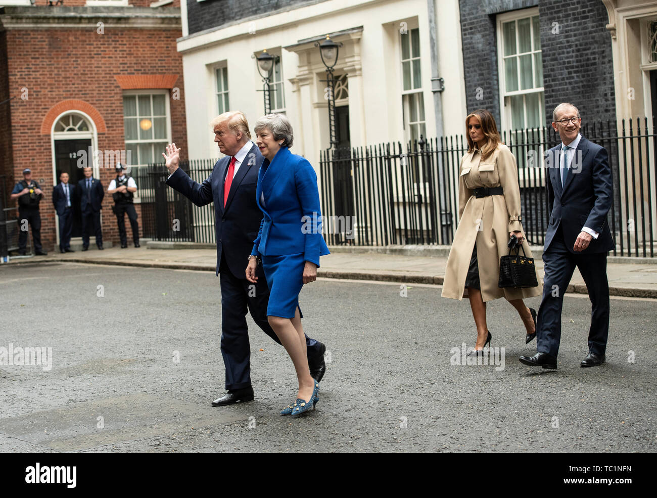 Premierminister Theresa May, US-Präsident Donald Trump, Philip und First Lady Melania Trump verlassen Downing Street 10 für ein Treffen während des zweiten Tages der US-Präsidenten und der First Lady des dreitägigen Staatsbesuch. Stockfoto