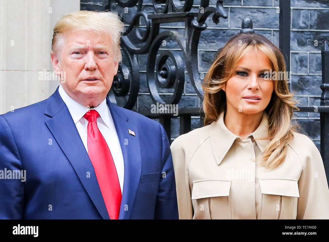 US-Präsident Donald Trump und First Lady Melania Trump auf die Schritte der Downing Street Nr.10 während des zweiten Tages ihres Besuchs in Großbritannien. Stockfoto