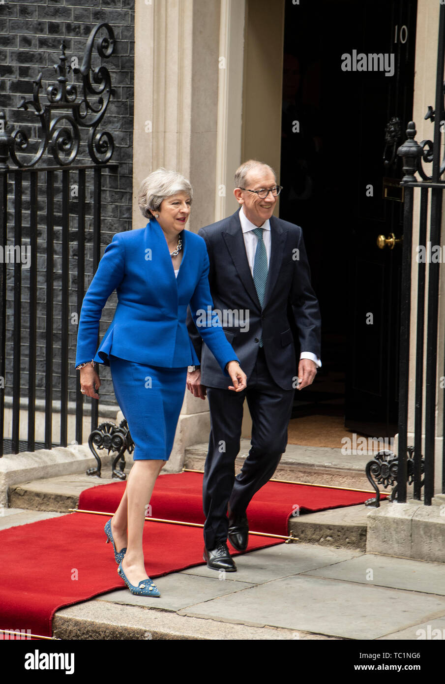Premierminister Theresa May und Ehemann Philip kann der US-Präsident Donald Trump und First Lady Melania Trump zu 10 Downing Street willkommen für ein Treffen während des zweiten Tages der US-Präsidenten und der First Lady des dreitägigen Staatsbesuch. Stockfoto