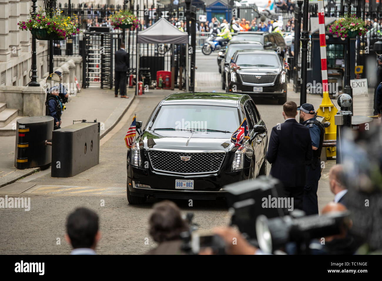 Us-Präsident Donald Trump kommt in seiner Wagenkolonne in Downing Street 10 für ein Treffen am zweiten Tag des US-Präsidenten und der First Lady des dreitägigen Staatsbesuch. Stockfoto