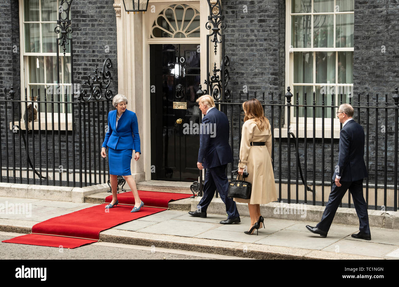 Premierminister Theresa May und Ehemann Philip kann uns Präsident Donald Trump und First Lady Melania Trump in Downing Street 10 für ein Treffen während des zweiten Tages der US-Präsidenten und der First Lady des dreitägigen Staatsbesuch. Stockfoto