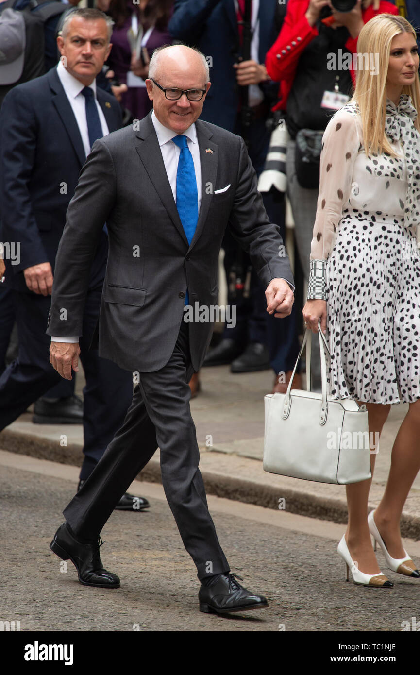 Woody Johnson, US-amerikanischer Botschafter und Ivanka Trump kommen in Downing Street 10 für ein Treffen während des zweiten Tages der US-Präsidenten und der First Lady des dreitägigen Staatsbesuch. Stockfoto