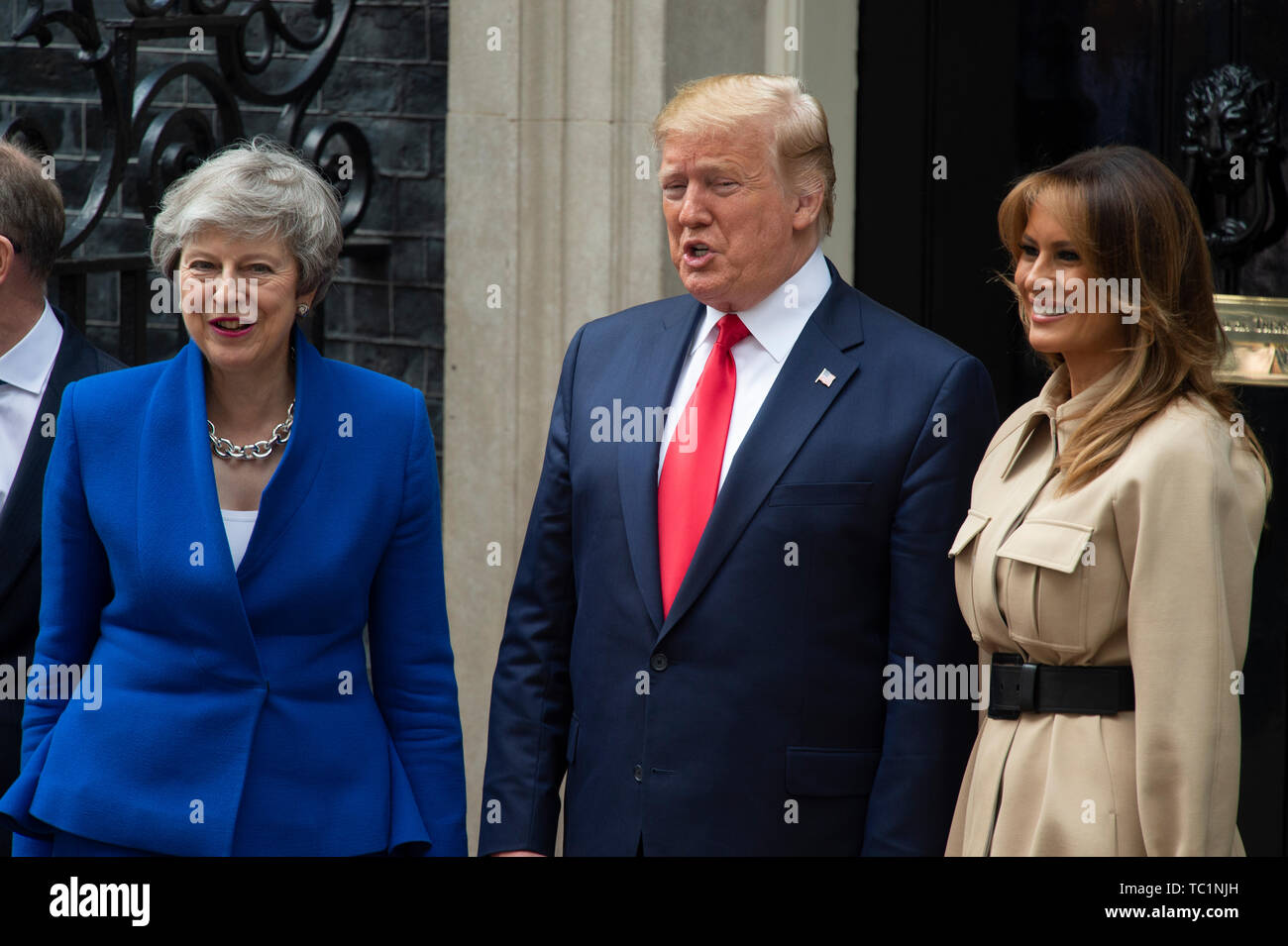Der britische Premierminister Theresa May, US-Präsident Donald Trump und First Lady Melania Trump in Downing Street 10 für ein Treffen während des zweiten Tages der US-Präsidenten und der First Lady des dreitägigen Staatsbesuch. Stockfoto