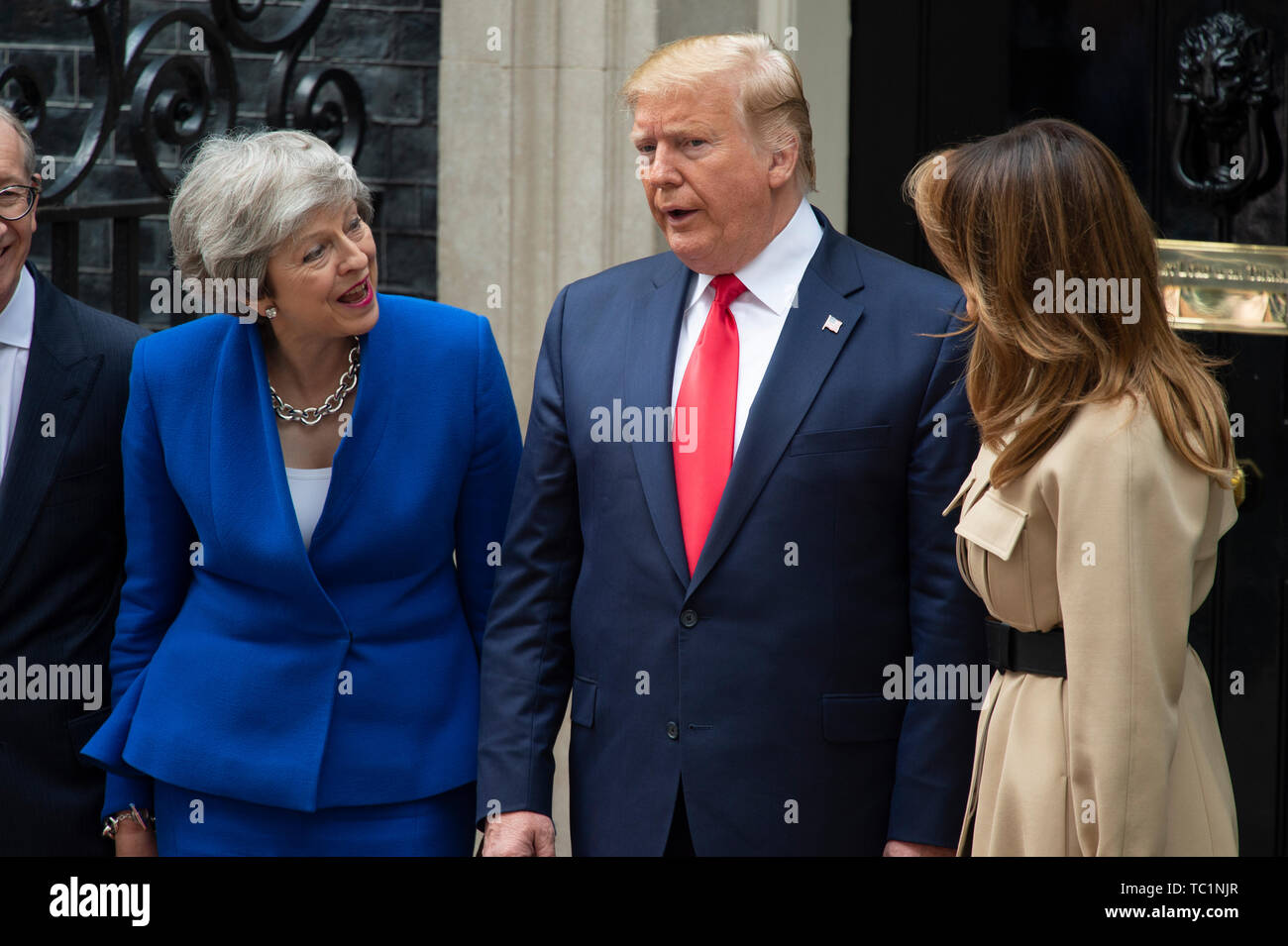 Der britische Premierminister Theresa May, US-Präsident Donald Trump und First Lady Melania Trump in Downing Street 10 für ein Treffen während des zweiten Tages der US-Präsidenten und der First Lady des dreitägigen Staatsbesuch. Stockfoto