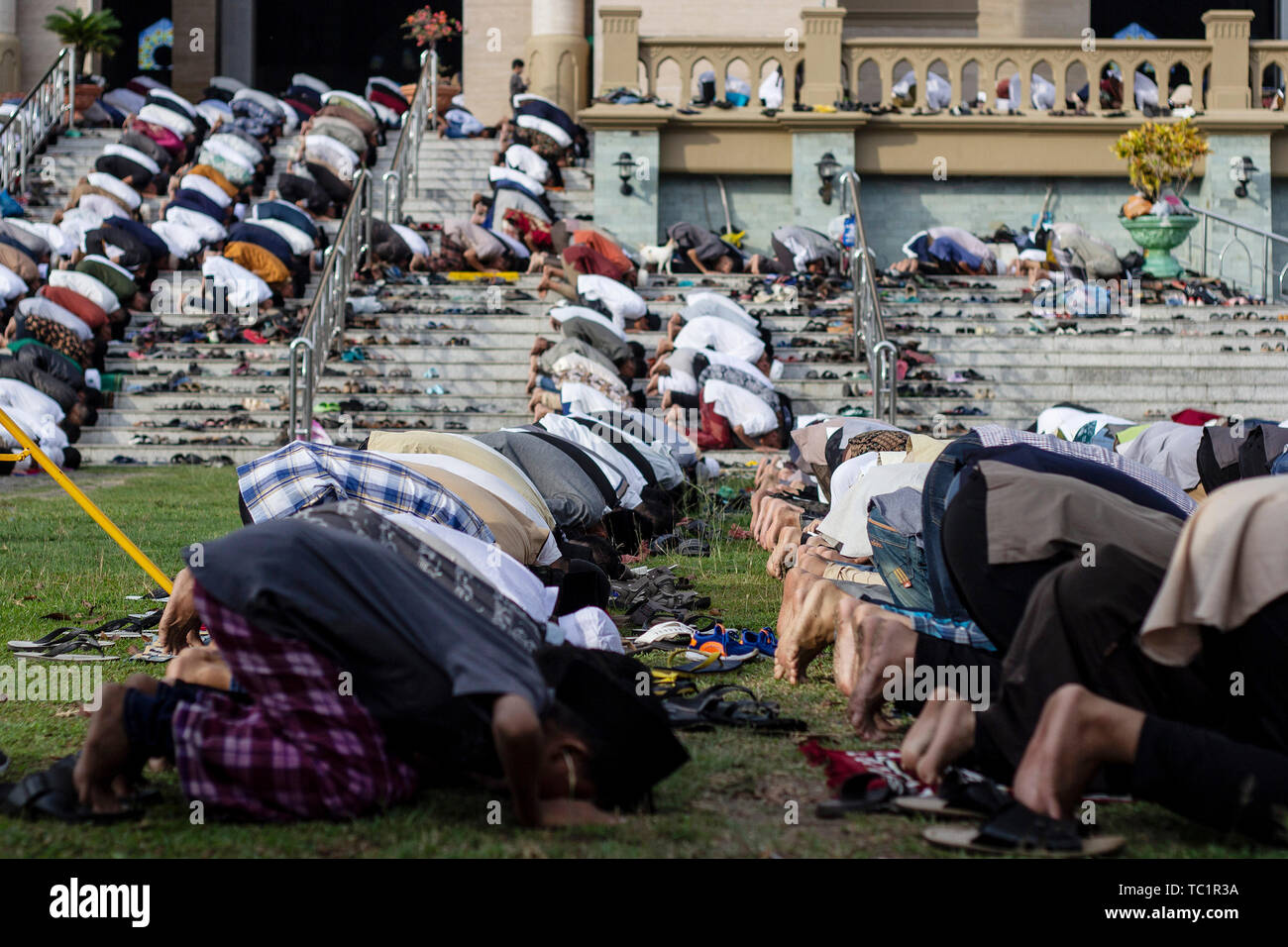 Acehneser Moslems durchführen, ebenso wie das Eid al-Adha Gebet in Lhokseumawe. Muslime auf der ganzen Welt feiern das Eid al-Adha, hat keine bestimmte Zeitdauer bis zum Ende des Fastens im heiligen Monat Ramadan markiert. Stockfoto