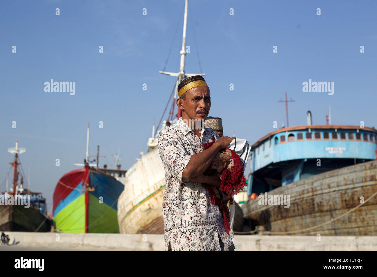 Bewohner zurück in die Heimat nach dem Gebet Eid al-Fitr in Sunda Kelapa Hafen in Jakarta. Eid al-Fitr 1440 H ist ein religiöser Feiertag von Muslimen auf der ganzen Welt gefeiert, die am Ende des Ramadan, der heilige Monat des Islamischen Fasten markiert. Stockfoto