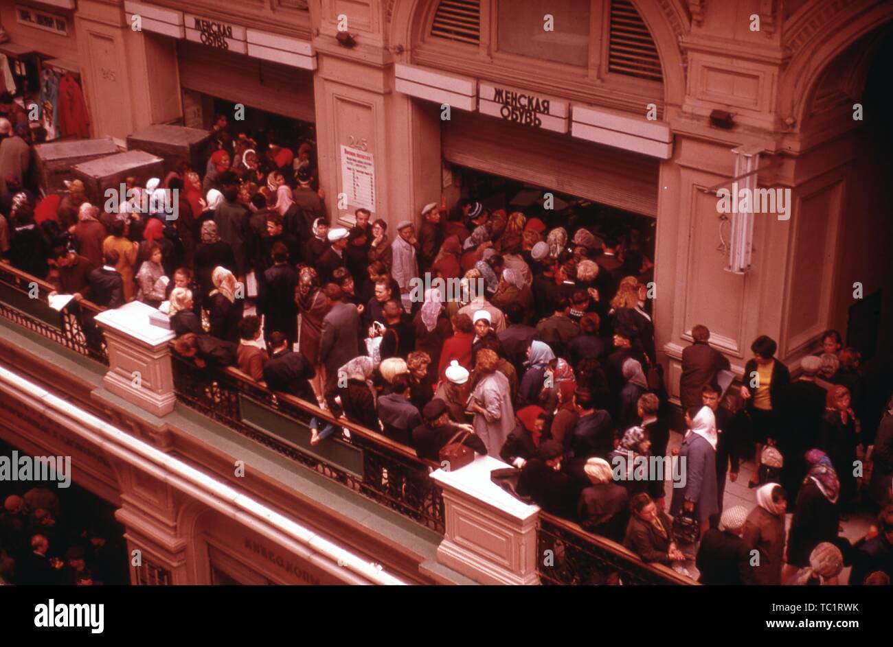 Massen von Käufern warten Konsumgüter im Kaufhaus GUM, Roter Platz, Moskau, Russland, 1973 zu erwerben. () Stockfoto