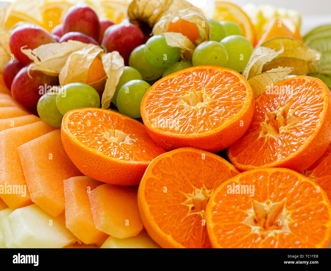 Mischung aus arrangiert frisch Tropen- und Zitrusfrüchten. Stockfoto