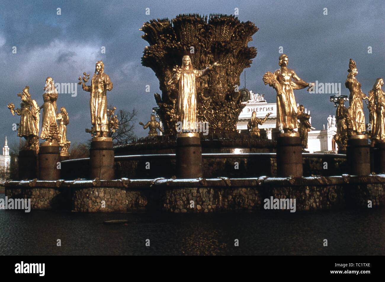 Goldene Statuen, die den Republiken der Sowjetunion schmücken die Freundschaft der Nationen Brunnen an der VDNKh Ausstellung der Errungenschaften der Volkswirtschaft Komplex, in Moskau, Russland, 1973. () Stockfoto