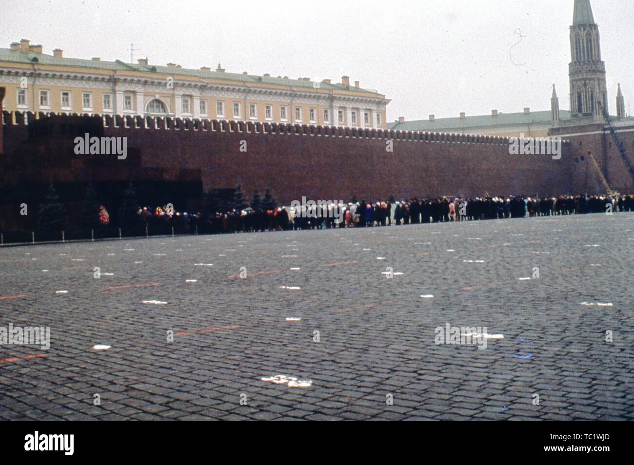 Eine lange Schlange von Besuchern warten draußen Lenins Grab, auf dem Roten Platz in Moskau, Russland, 1973 eingeben. () Stockfoto