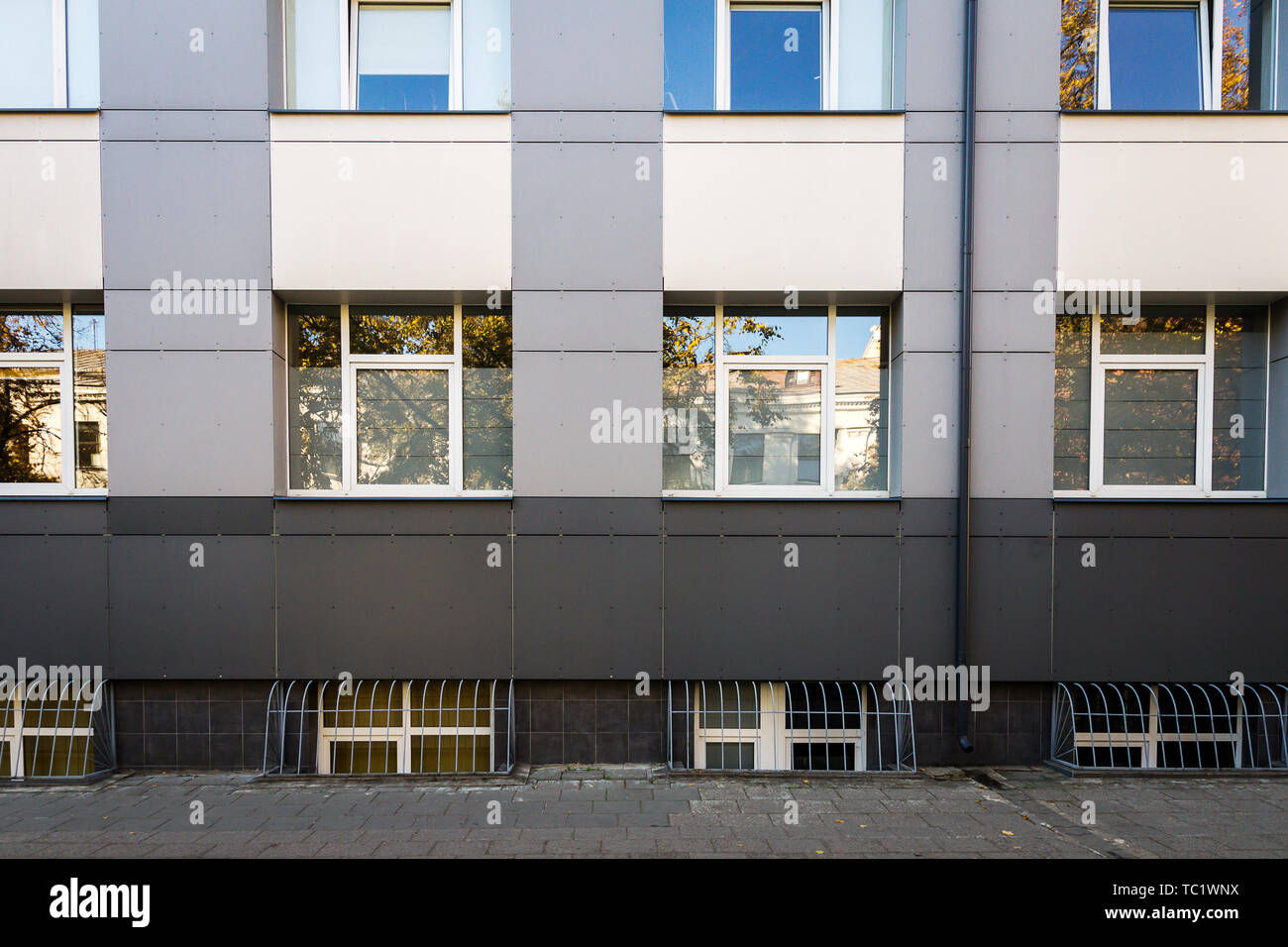 Modernen, silbernen und weißen Farbe Wand mit einigen Windows Stockfoto