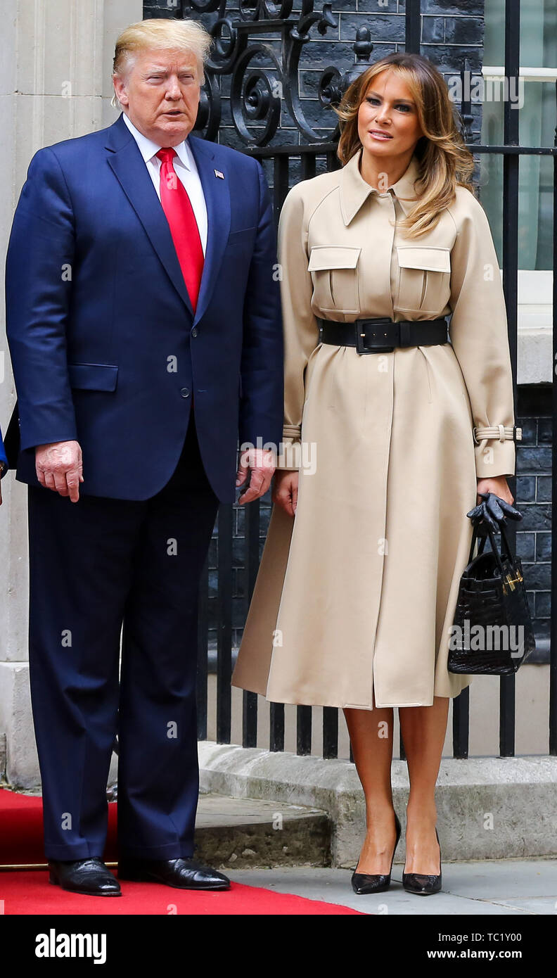 US-Präsident Donald Trump und First Lady Melania Trump, auf die Schritte der Downing Street 10 während des zweiten Tages ihres Besuchs in Großbritannien. Stockfoto