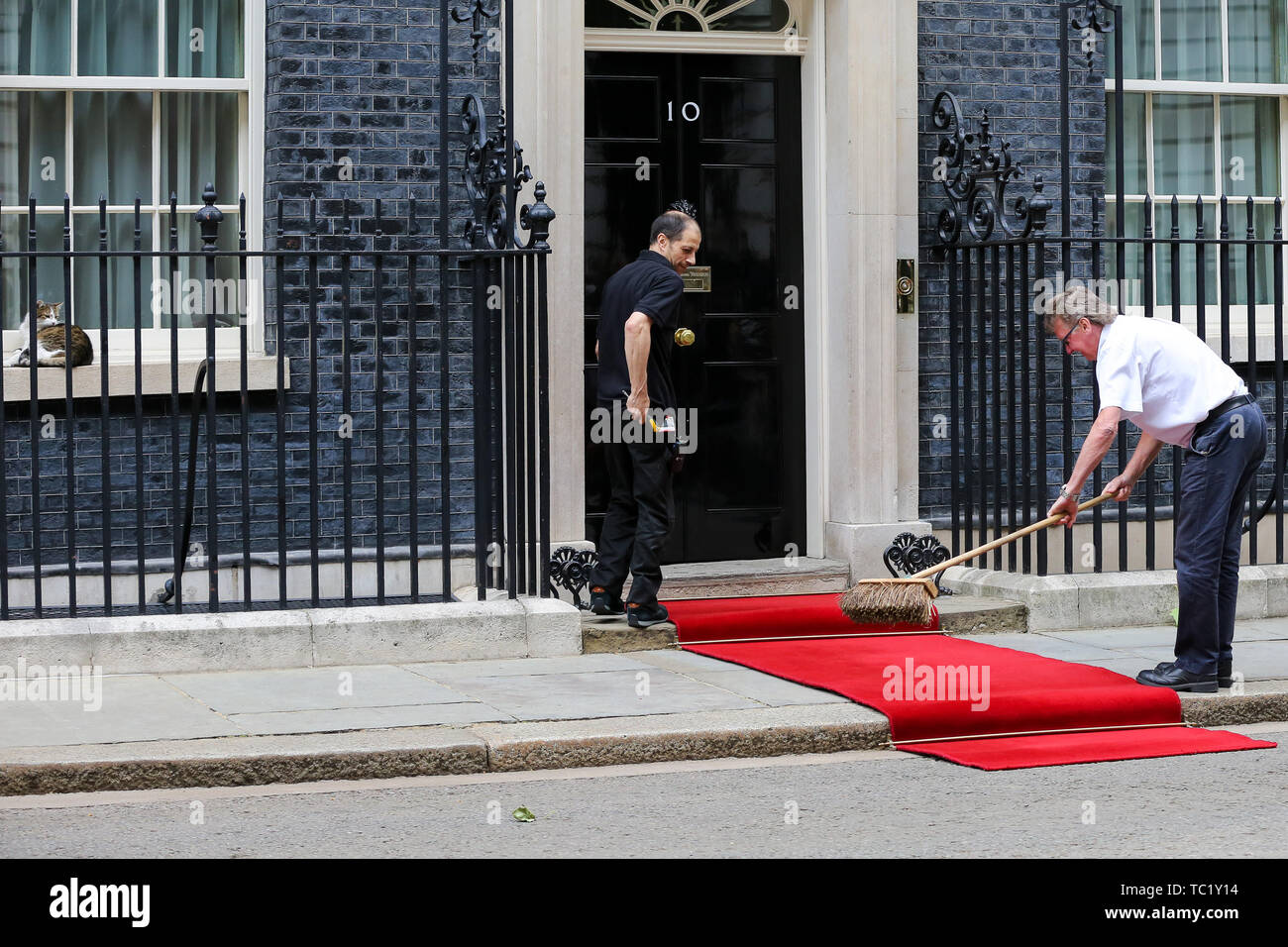 Handwerker einen roten Teppich warten auf die Ankunft von US-Präsident Donald Trump und First Lady Melania Trump während des zweiten Tages ihres Besuchs in Großbritannien zu organisieren. Stockfoto