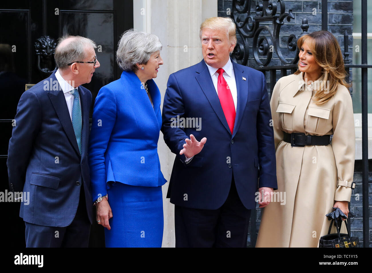Der britische Premierminister Theresa May, ihr Ehemann Philip kann US-Präsident Donald Trump und First Lady Melania Trump, auf die Schritte der Downing Street 10 während des zweiten Tages ihres Besuchs in Großbritannien. Stockfoto