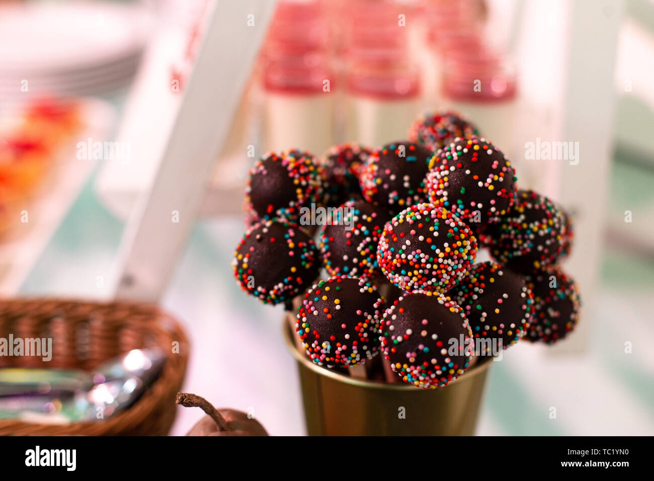 Candy Bar. Bonbons auf einen Stick mit Streuseln. Selektive konzentrieren. Stockfoto