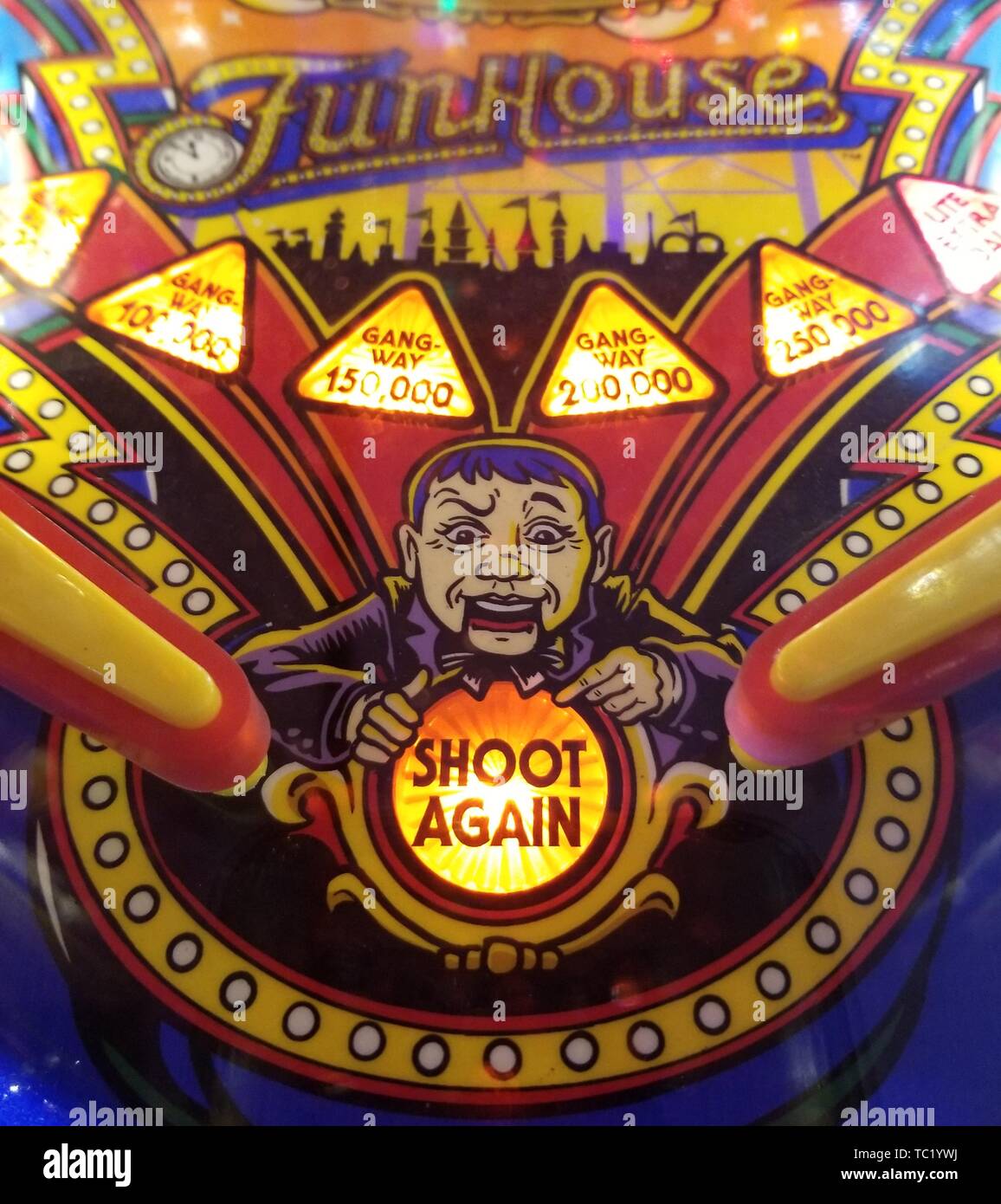 Detail Nahaufnahme der Vintage pinball playfield Artwork für Zirkus-themed "Funhouse"-Maschine mit bauchrednerpuppe Dummy- und "Shoot Again' Licht, 17. April 2019. () Stockfoto