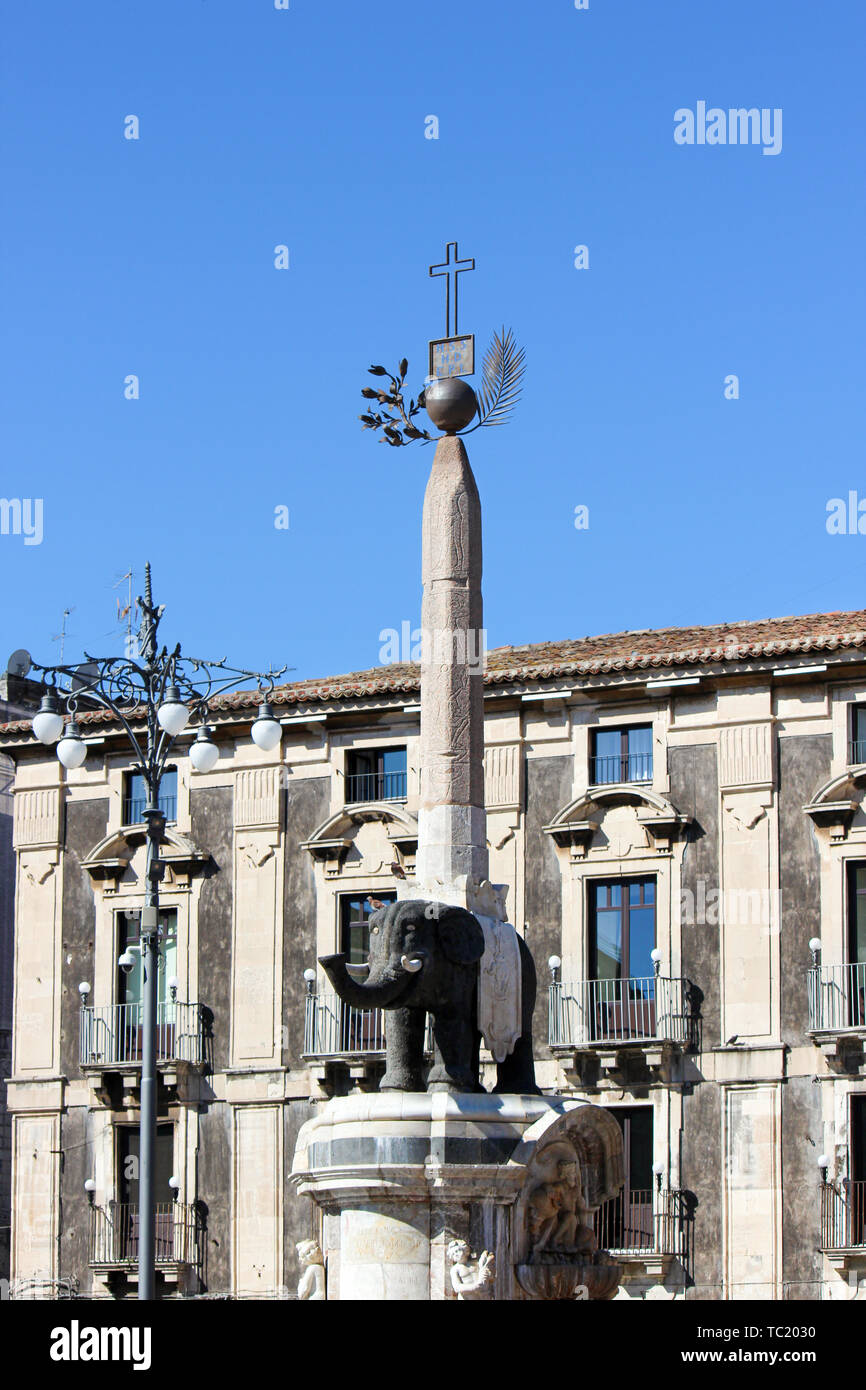Statue von Elefanten in Piazza Duomo, Catania, Sizilien, Italien. Symbol der Stadt, bekannt als Liotru. Die Unterstützung einer transplantierten ägyptischer Obelisk. Beliebte Touristenattraktion. Stockfoto