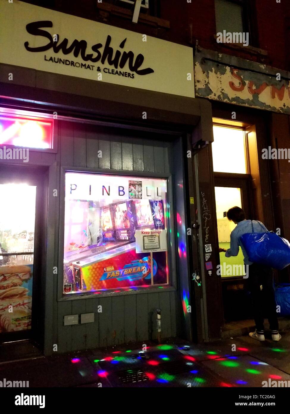 Bei Nacht Fassade Sonnenschein Münzwaschmaschine und Flipper, ein Speakeasy bar getarnt als einen Waschsalon in Greenpoint, Brooklyn, New York, 11. März 2019. () Stockfoto