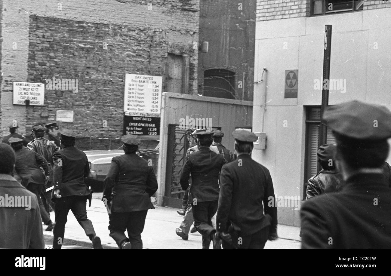 Uniformierte Beamte, von der Rückseite, hin zu einer aus dem Rahmen betrifft (vermutlich Demonstranten) während der Startseite mit Ehre Parade, New York City, New York, 31. März 1973 ausführen. () Stockfoto