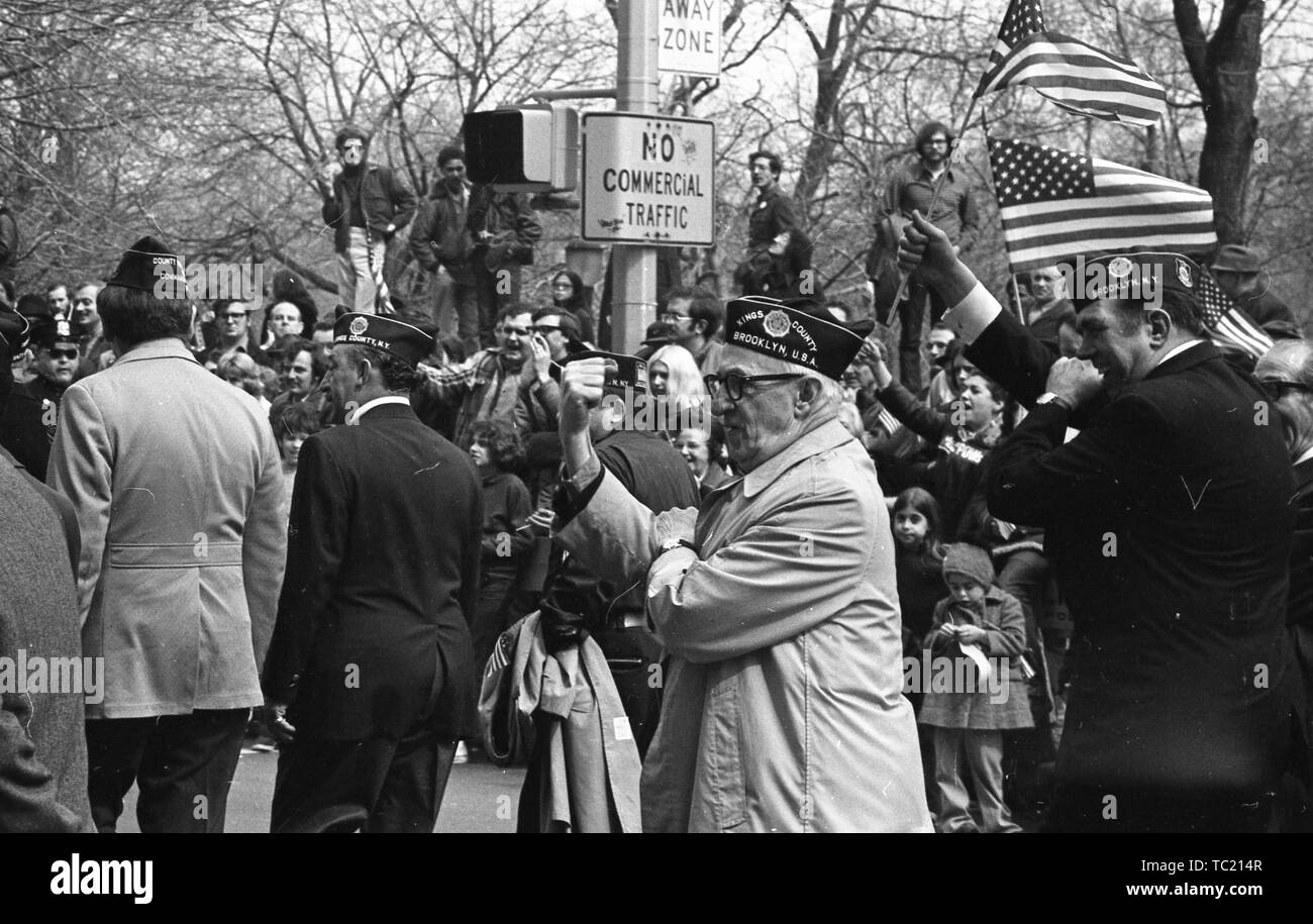 Ein Brooklyn Kings County Lions Club macht ein Bras d'honneur oder Italienischen salute Geste, während in der Heimat mit Ehre Parade, New York City, New York, 31. März 1973 teilnehmen. () Stockfoto