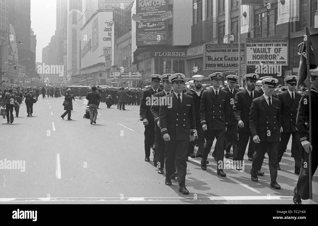 Uniformierte Marineoffiziere März in der Straße, im Hause mit Ehre Parade, New York City, New York, 31. März 1973 teilnehmen. () Stockfoto