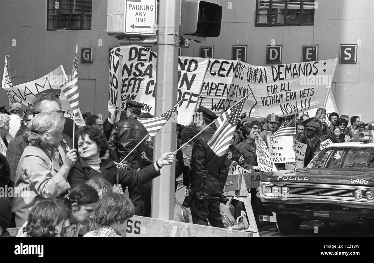 Amerikanische Soldaten der Union Demonstranten stehen hinter einer Barrikade, holding Banner fordern Entschädigung, während des Vietnam Krieges - in Verbindung stehende Haus mit Ehre Parade, New York City, New York, 31. März 1973. () Stockfoto