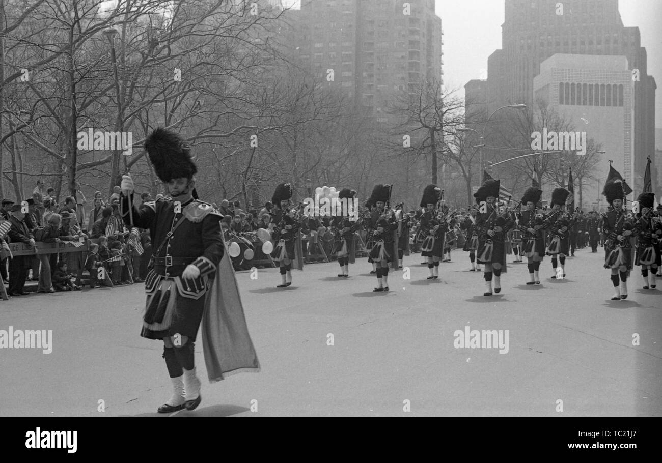 Ein busby und Kilt tragen Band Leader hält eine lange Leitung während der Führung einer Gruppe von dudelsackpfeifer im Haus über die Ehre, Parade, New York City, New York, 31. März 1973 teilnehmen. () Stockfoto