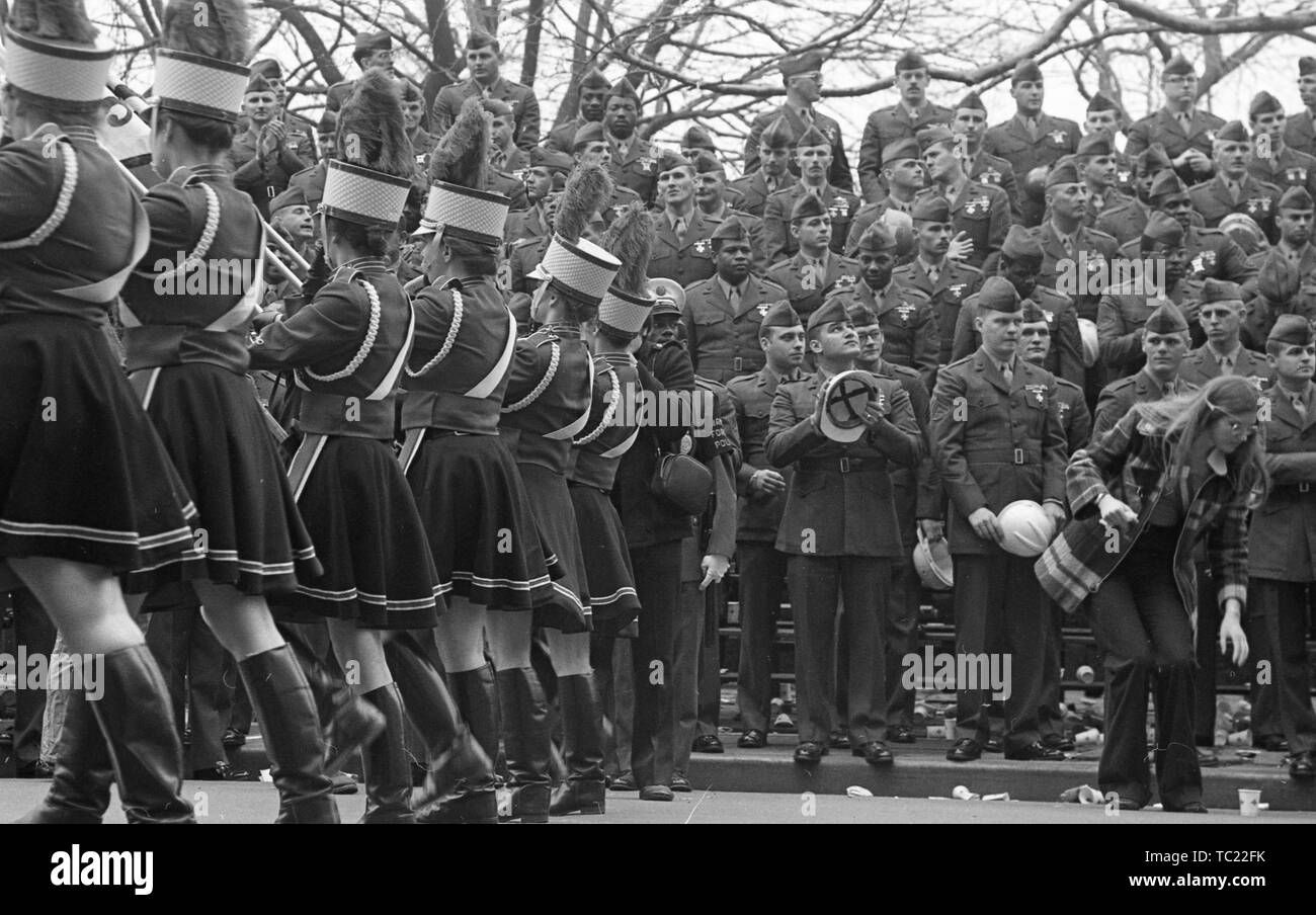 Nahaufnahme der Majoretten, von der Rückseite, vorbei an uniformierte Soldaten, während in der Vietnam Krieg Teil ergänzende Home mit Ehre Parade, New York City, New York, 31. März 1973. () Stockfoto