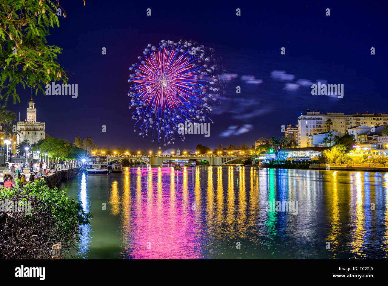 Feuerwerk von dem Fluss Guadalquivir, abschlusszeremonie von April 2019, Sevilla, Spanien. Stockfoto