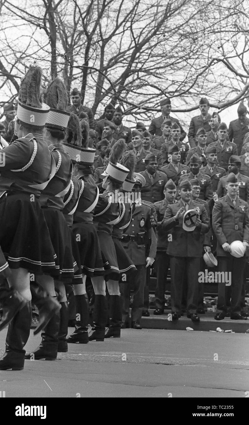Nahaufnahme der Majoretten, von der Rückseite, vorbei an uniformierte Soldaten, während in der Vietnam Krieg Teil ergänzende Home mit Ehre Parade, New York City, New York, 31. März 1973. () Stockfoto