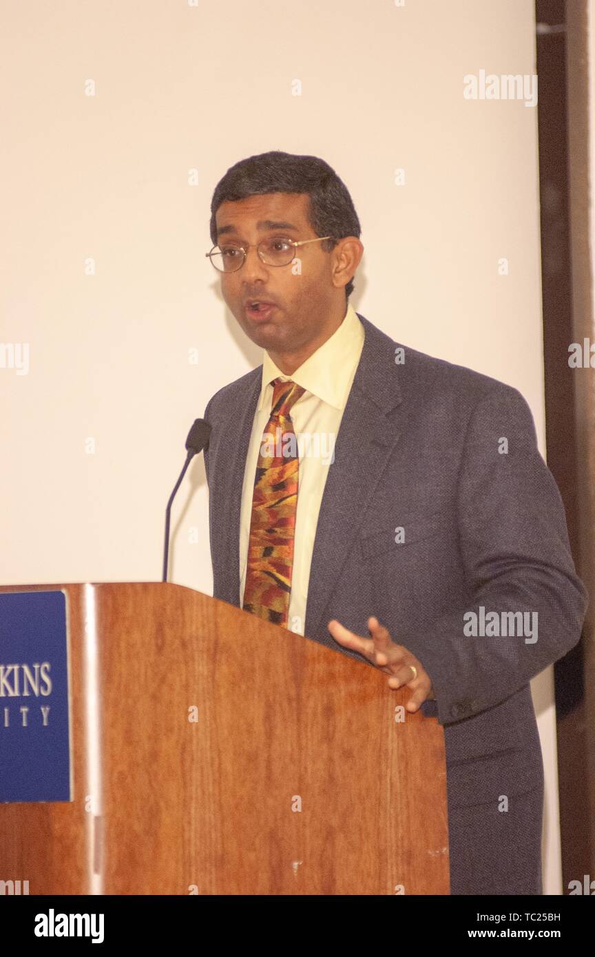 Politischer Kommentator Dinesh D'Souza spricht von einem Podium während einer Milton S Eisenhower Symposium, Homewood Campus von der Johns Hopkins University, Baltimore, Maryland, 28. Oktober 2004. Vom Homewood Sammlung Fotografie. () Stockfoto