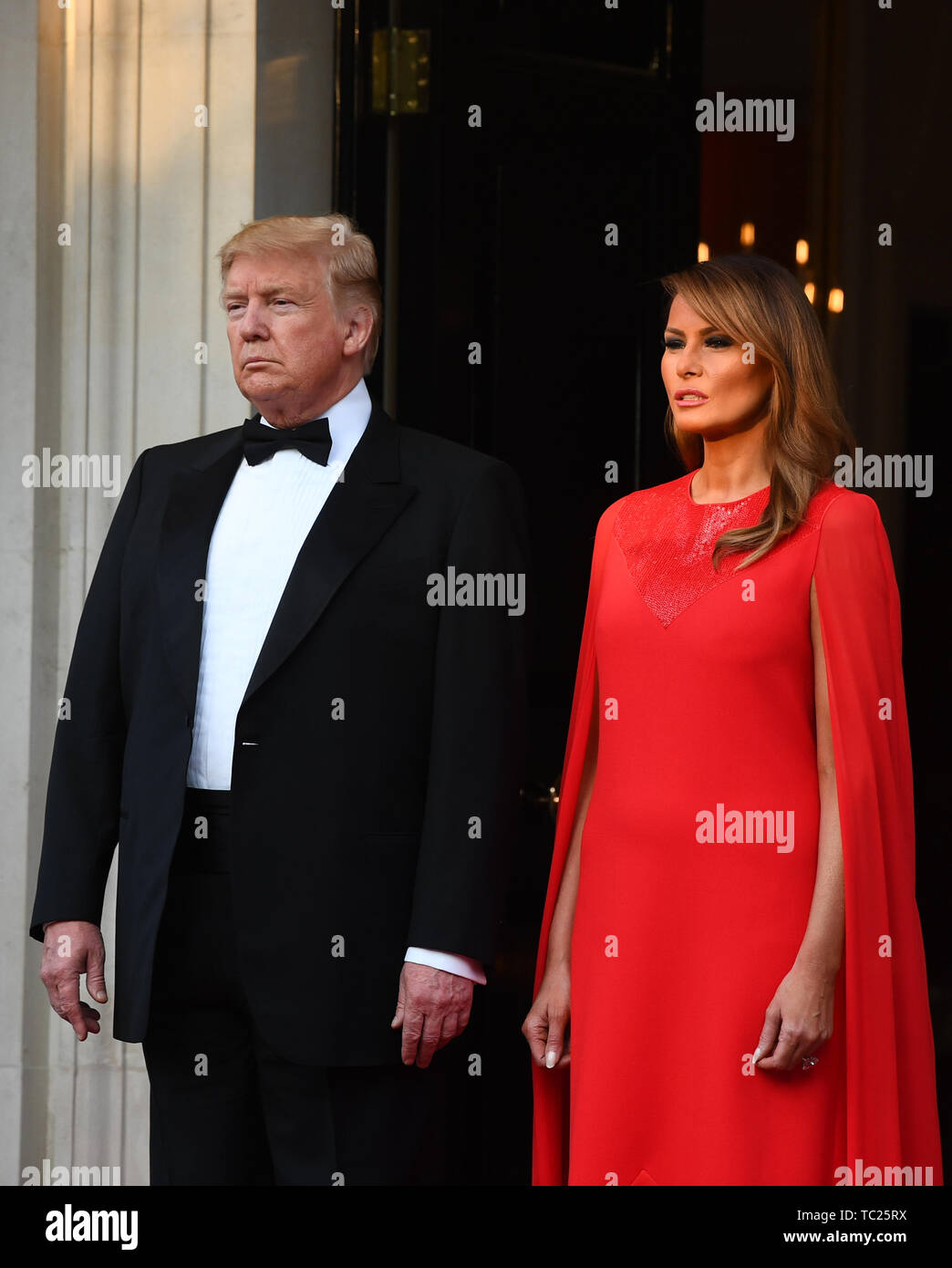 US-Präsident Donald Trump und seine Frau Melania warten, den Prinzen von Wales und die Herzogin von Cornwall außerhalb Winfield House, der Residenz des Botschafters der Vereinigten Staaten von Amerika, Großbritannien, im Regent's Park, London zu begrüßen, für die Rückkehr Abendessen als Teil seines Staatsbesuchs in Großbritannien. Stockfoto