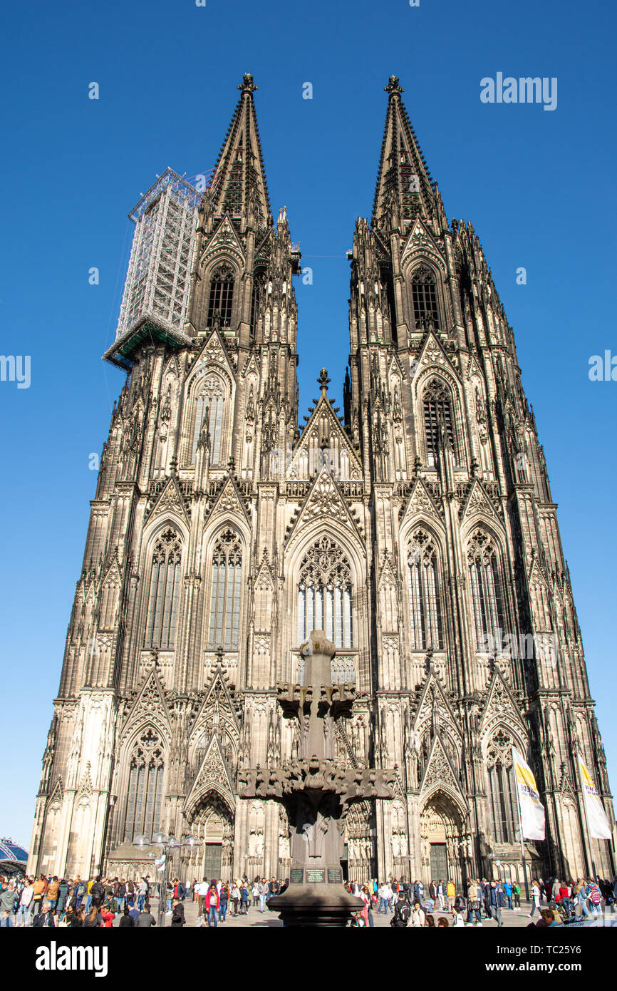 Köln, Deutschland - 13. Mai: Touristen vor der berühmten Kathedrale von Köln, Deutschland, am 13. Mai 2019. Stockfoto
