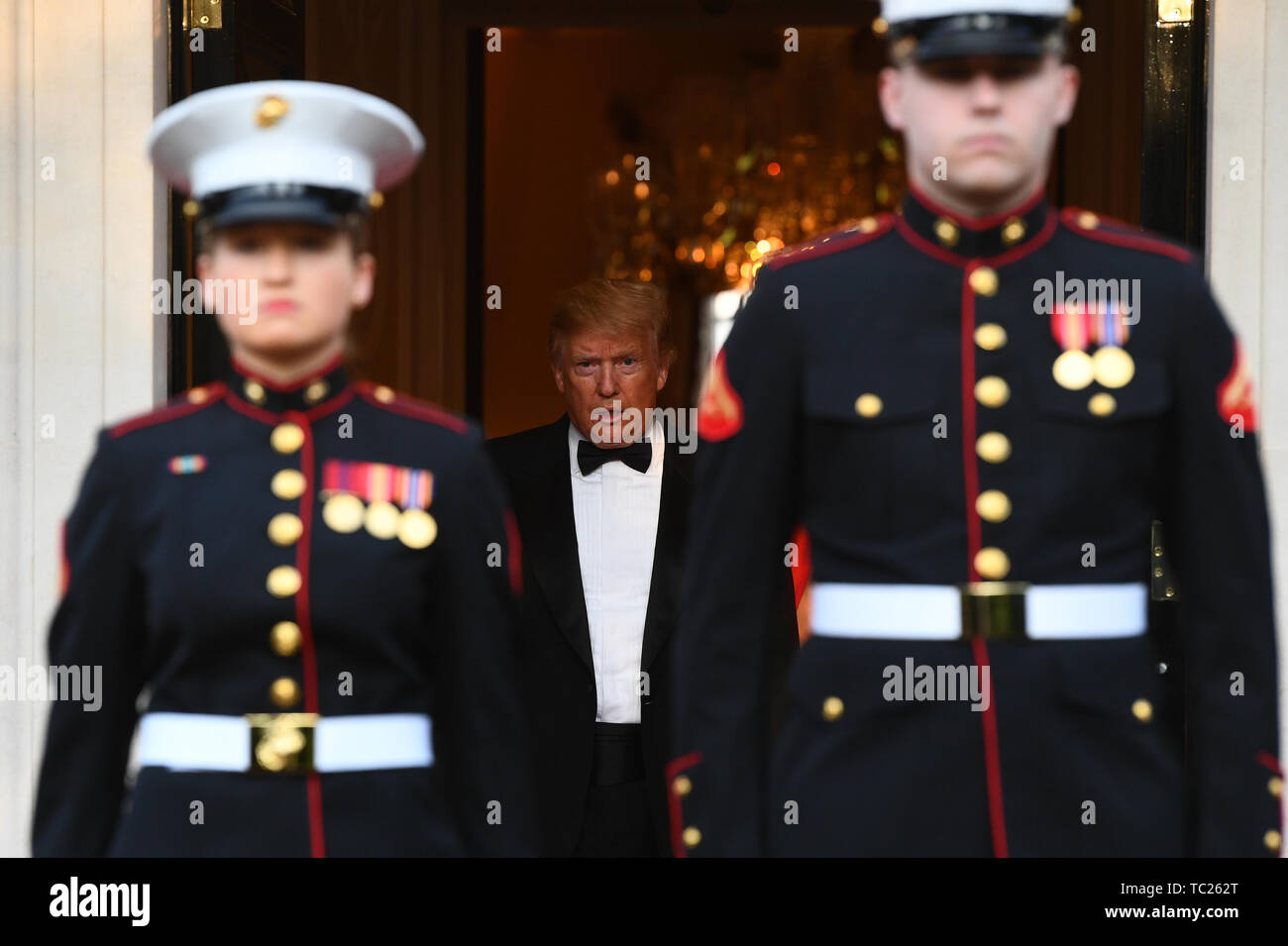 US-Präsident Donald Trump wartet der Prinz von Wales und die Herzogin von Cornwall außerhalb Winfield House, der Residenz des Botschafters der Vereinigten Staaten von Amerika, Großbritannien, im Regent's Park, London zu begrüßen, für die Rückkehr Abendessen als Teil seines Staatsbesuchs in Großbritannien. Stockfoto