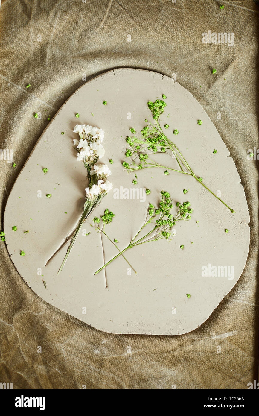 Ansicht von oben Hintergrund von floralen Textur in handgefertigten Keramiken in der töpferwerkstatt gedrückt, kopieren Raum Stockfoto