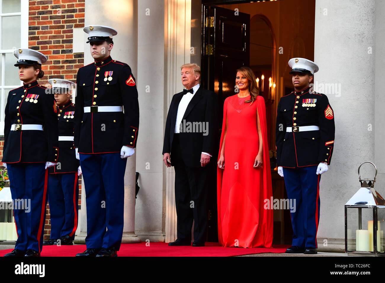 US-Präsident Donald Trump und seine Frau Melania warten, den Prinzen von Wales und die Herzogin von Cornwall außerhalb Winfield House, der Residenz des Botschafters der Vereinigten Staaten von Amerika, Großbritannien, im Regent's Park, London zu begrüßen, für die Rückkehr Abendessen als Teil seines Staatsbesuchs in Großbritannien. Stockfoto