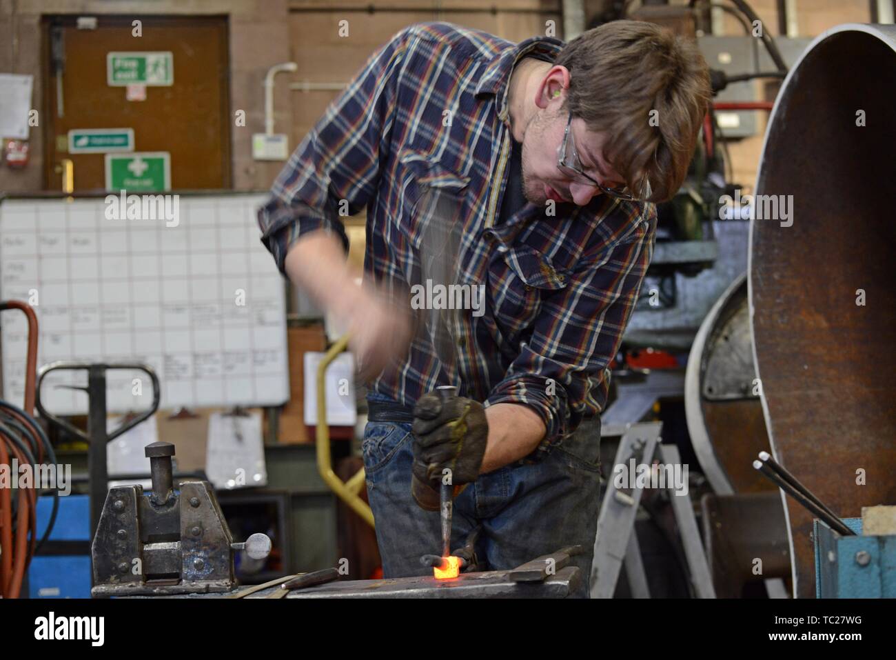 Schmiedekunst arbeit Demonstration bei Bridgnorth Gleisbauarbeiten Forge auf der Severn Valley Railway Stockfoto