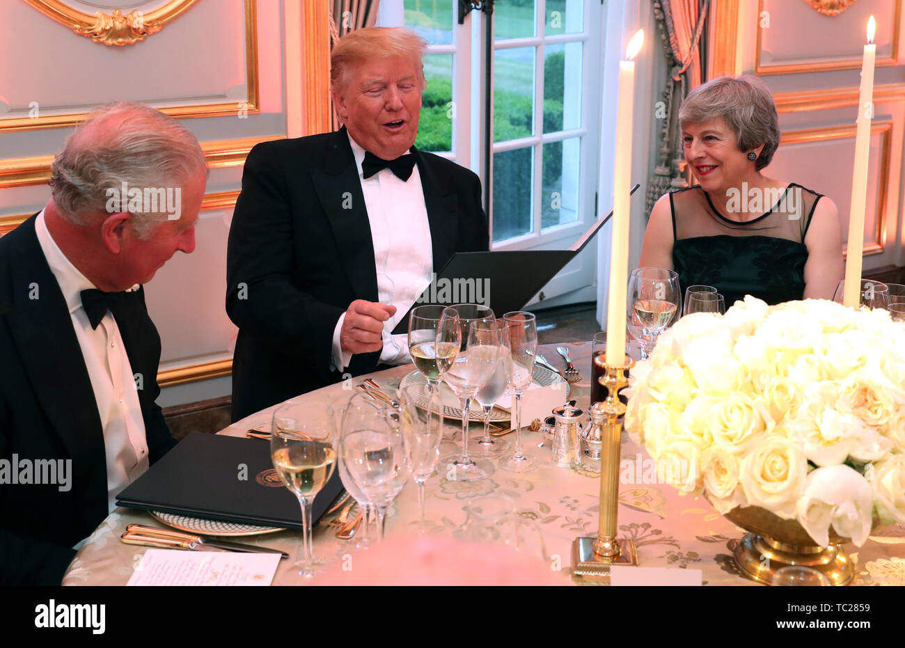 Der Prinz von Wales, US-Präsident Donald Trump und Premierminister Theresa kann bei der Rückkehr Abendessen in Winfield House, der Residenz des Botschafters der Vereinigten Staaten von Amerika, Großbritannien, im Regent's Park, London, als Teil seines Staatsbesuchs in Großbritannien. Stockfoto