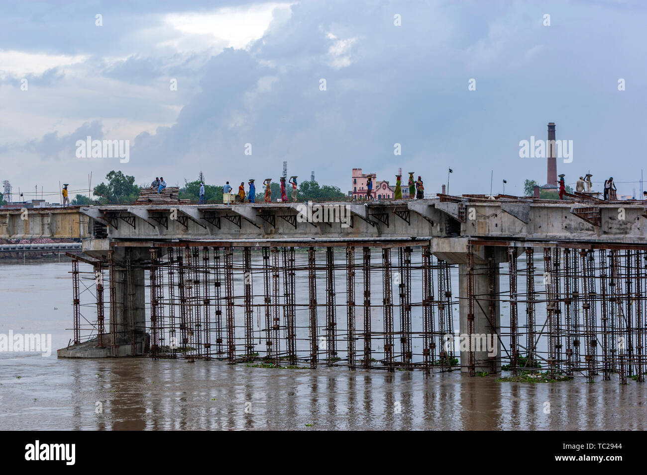 Weibliche Arbeitnehmer eine Brücke im Bau über Yamuna-fluss, Agra, Uttar Pradesh, Indien Stockfoto