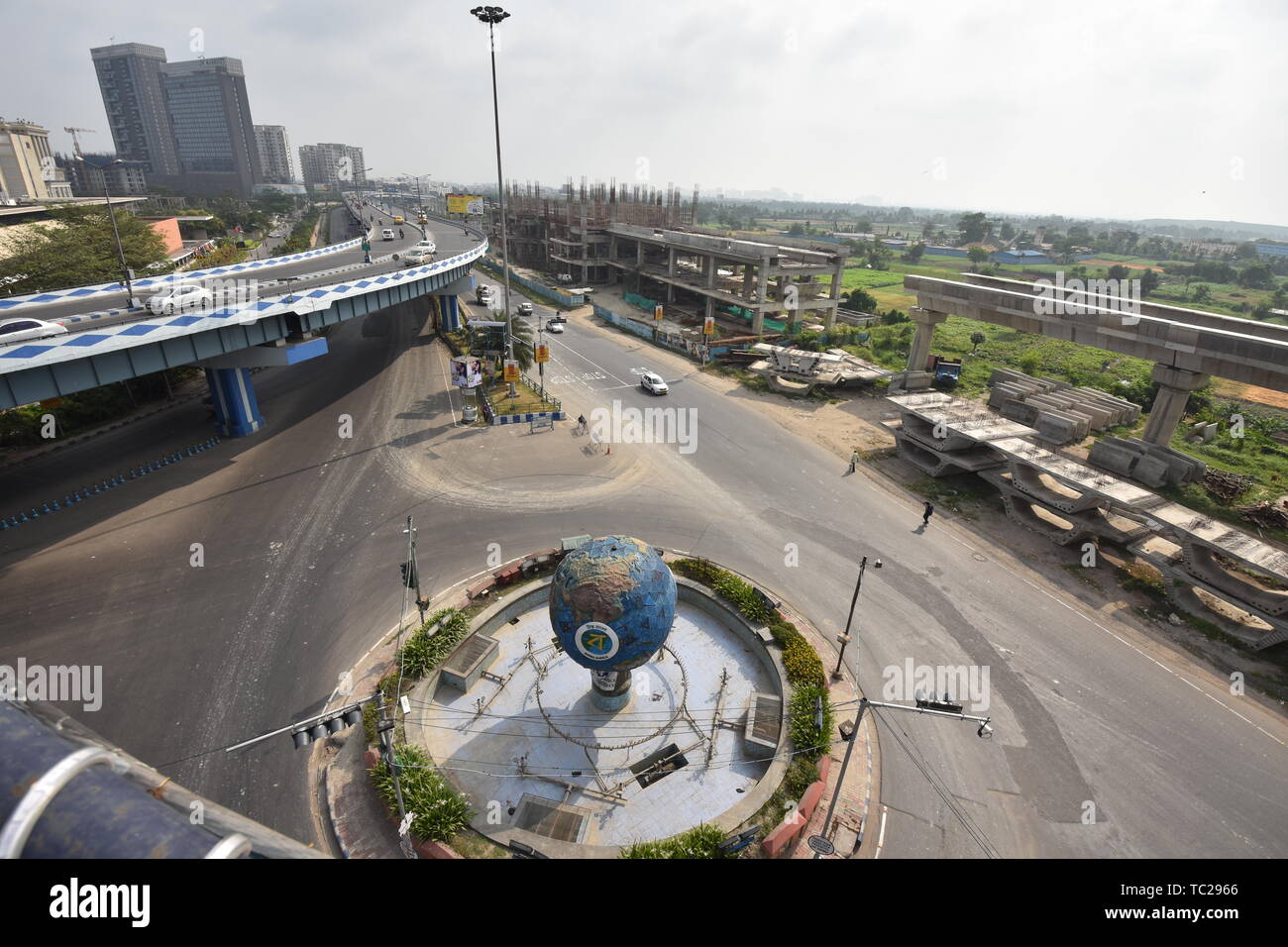 Parama Insel mit rotierenden Biswa Bangla Kugel, östlichen Metropolitan Bypass, Kolkata, Indien. Stockfoto