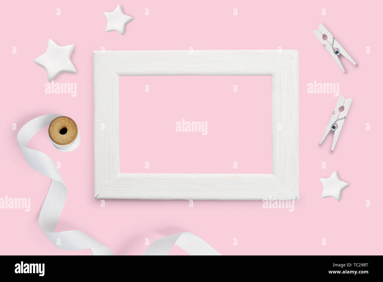 Mockup dekorativen Hintergrund weißen Holzrahmen und weiße Sterne Draufsicht und Platz für Text auf einem rosa Papier Hintergrund Stockfoto