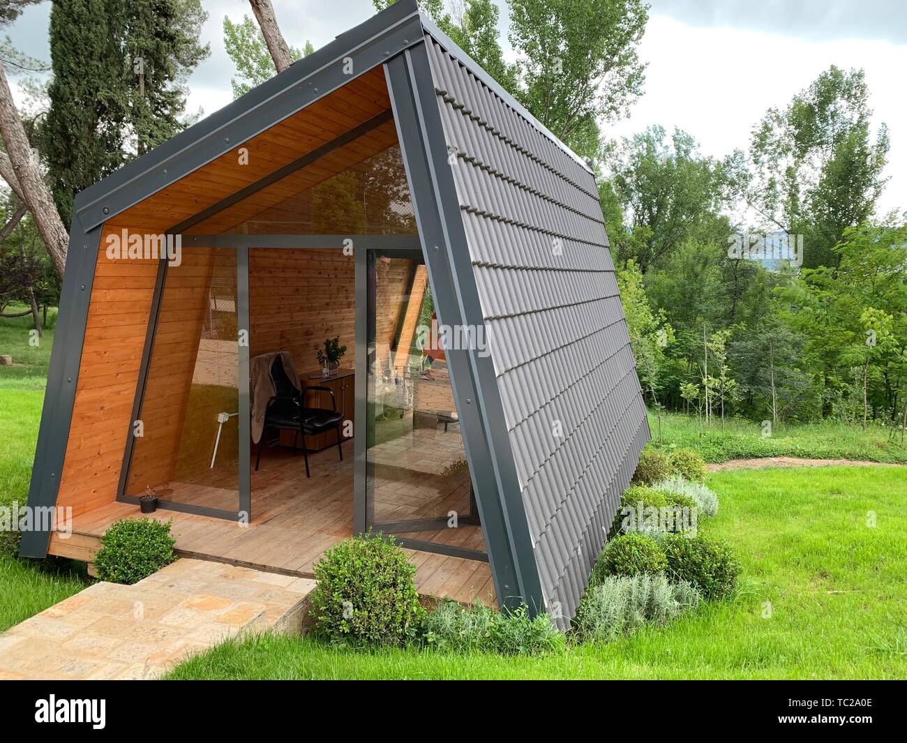 Kleine Holzhütte Haus Außendesign Stockfoto
