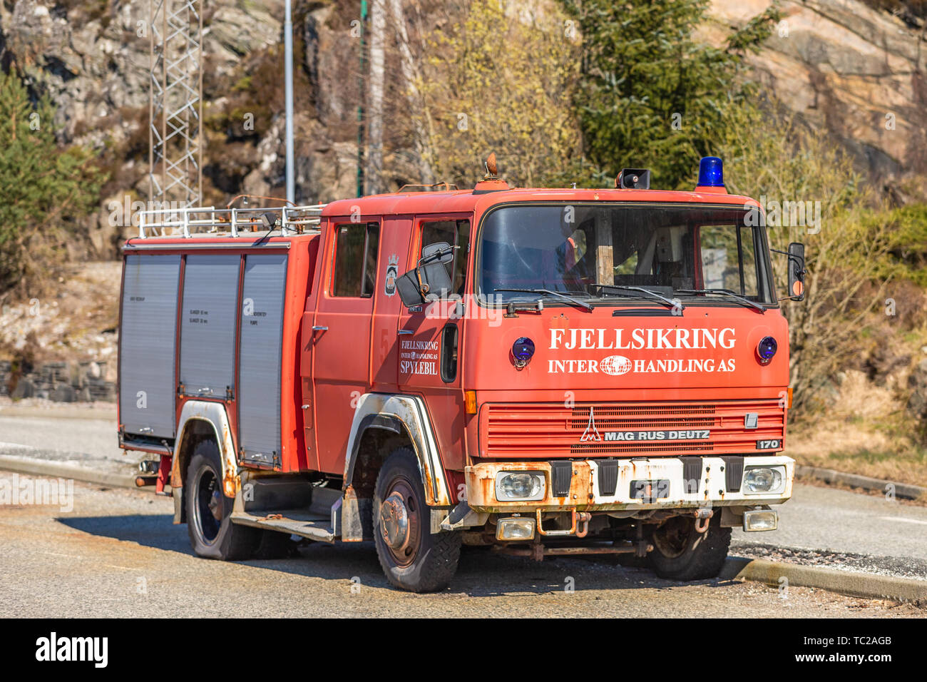 BERGEN, Norwegen - 14 April, 2019: Alte Feuerwehr Fahrzeug auf der Straße in Bergen, Norwegen. Stockfoto