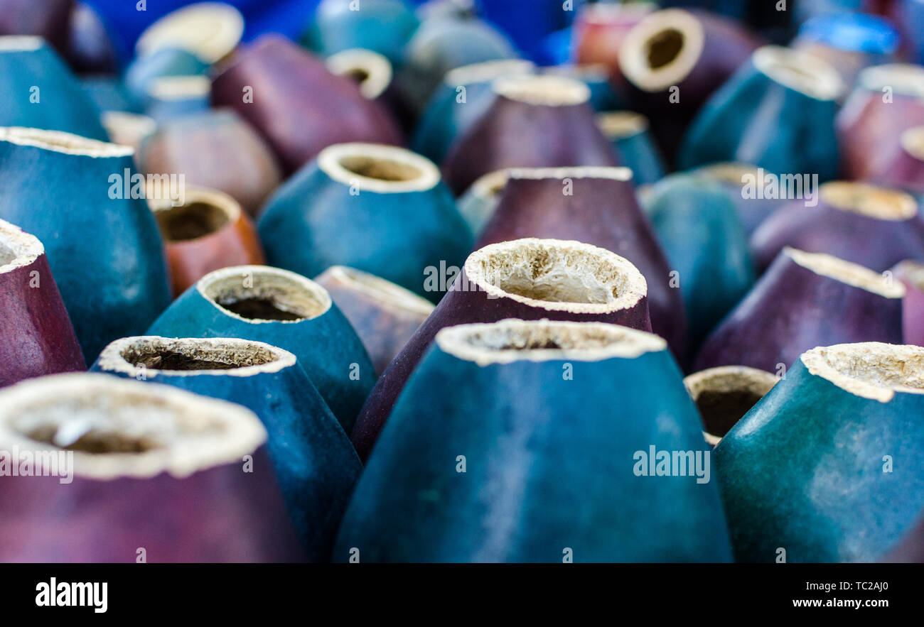 Calabash Kürbisse für Trinkwasser Argentinien Mate Tee und trinkhalm Strohhalme Stockfoto