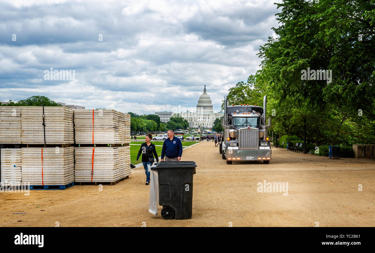 Große Fahrzeug anreisen, auf der Mall vor dem Capitol Building event Bodenbeläge in Washington DC, USA am 14. Mai 2019 zu entfernen. Stockfoto