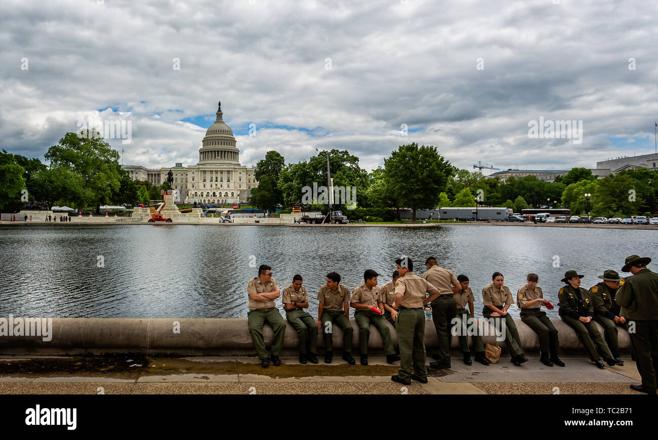 Groupo der Jungen uniformierten Polizei display Team Offiziere saßen vor dem Kapitol in Washington, D.C., USA, am 14. Mai 2019 Stockfoto