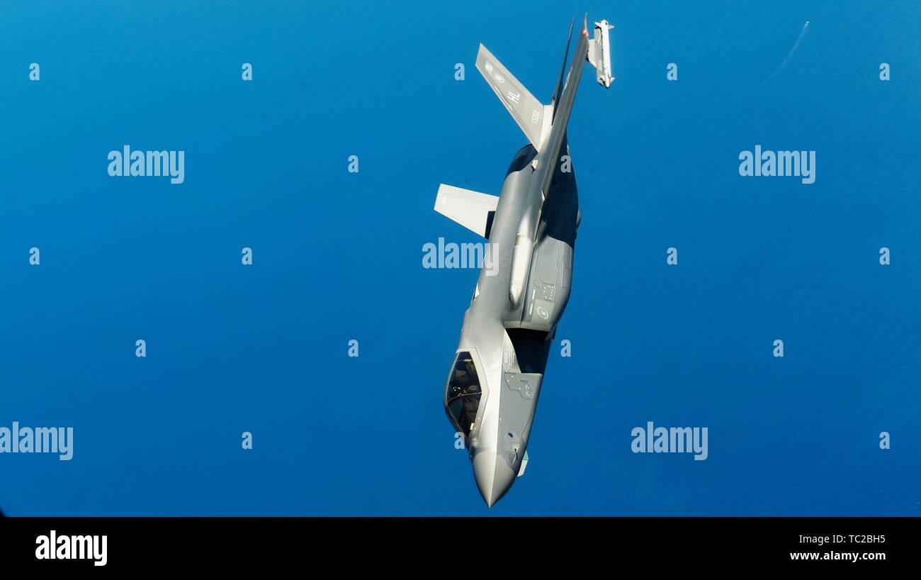 Ein US Air Force F-35 Lightning II Stealth Fighter bricht nach dem Betanken von einer KC-135 Stratotanker Betankung von Flugzeugen während der NATO-Übung Astral Ritter 19. Juni 3, 2019 über der Adria. Stockfoto