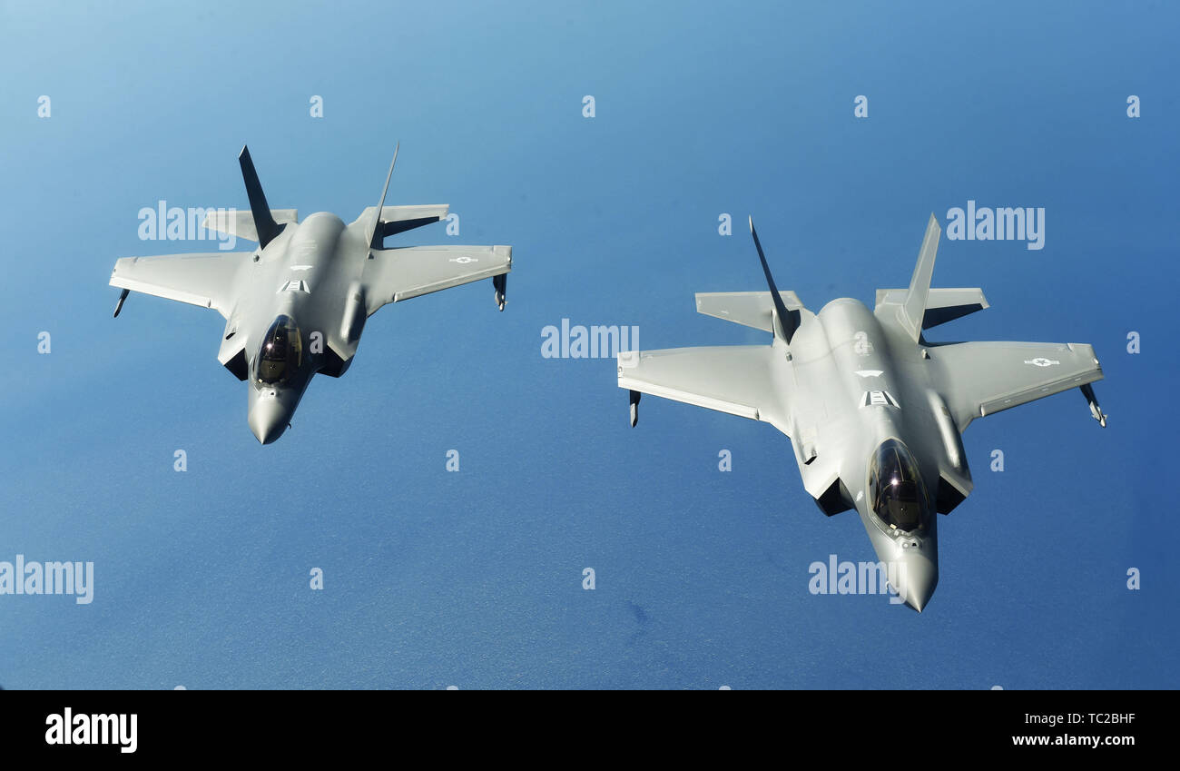 Zwei U.S. Air Force F-35 Lightning II Stealth Fighter Flugzeuge fliegen in Formation, wie sie warten darauf, von einer KC-135 Stratotanker während der NATO-Übung Astral Ritter 19. Juni 3, 2019 über die Adria zu tanken. Stockfoto